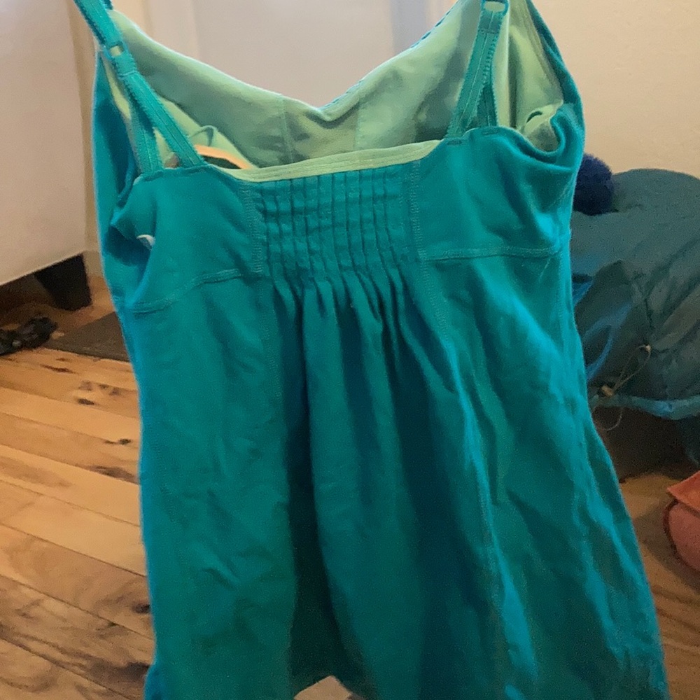 Barely worn size 4 Lululemon yoga top! - Picture 2 of 3